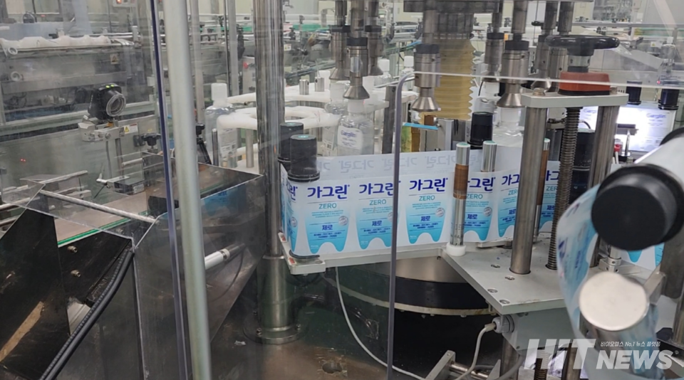 가그린병 라벨 장착 생산라인 모습 