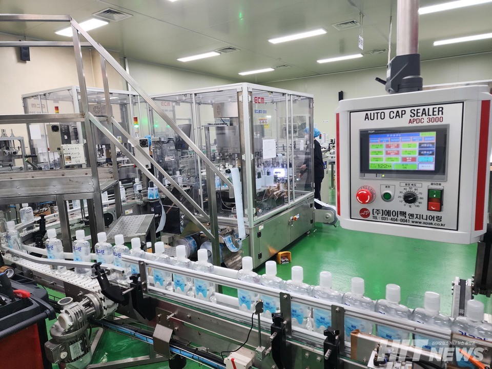 가그린 에어캡을 씌우는 공정의 생산라인 모습