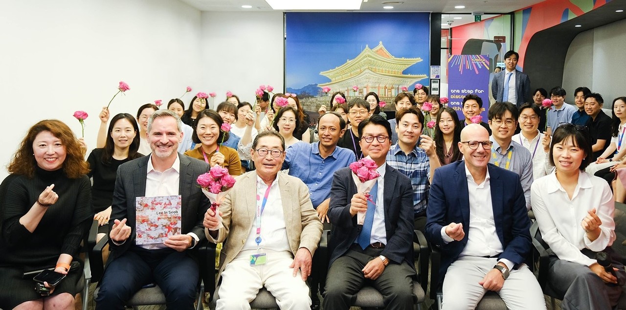 한국머크 헬스케어가 지난 1일 개최한 ‘As One for Patients’ 사내 토크 콘서트에서 머크 직원들과 연사들이 다함께 장미꽃을 들고 ‘환자를 향한 선제적인 바카라노하우(Patient-directed treatment)’의 가치를 외치고 있다. / 사진=한국머크 헬스케어
