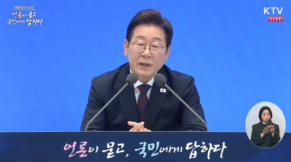 이재명 대통령이 3일 취임 30일 기자간담회에서 의정갈등 현안에 대한 해결 의지를 밝히고 있다. / 사진= 이재명 대통령 유튜브 캡처