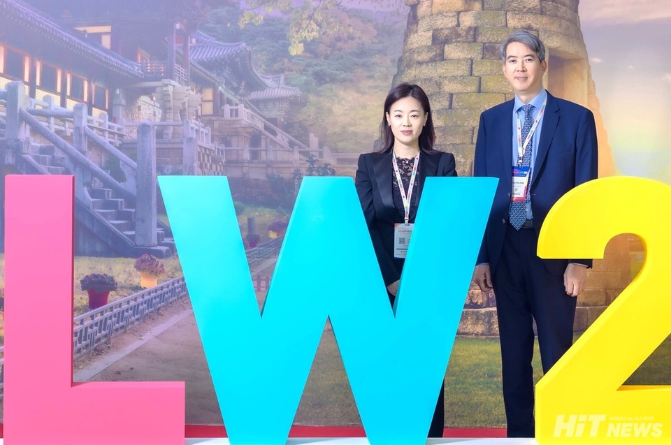 Professor Yonghan Baek of Samsung Medical Center (right) and Professor Yuri Cho of the National Cancer Center pose for a commemorative photo.