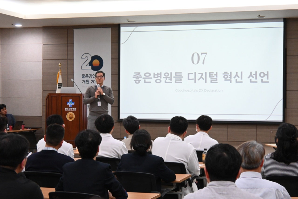 은성의료재단은 환자 중심 의료서비스 효율화를 목표로 스마트 바카라사이트 벳위즈 구축을 추진 중이다. 구자성 이사장이 좋은바카라사이트 벳위즈들의 디지털 혁신 계획을 직원들에게 설명하고 있다.