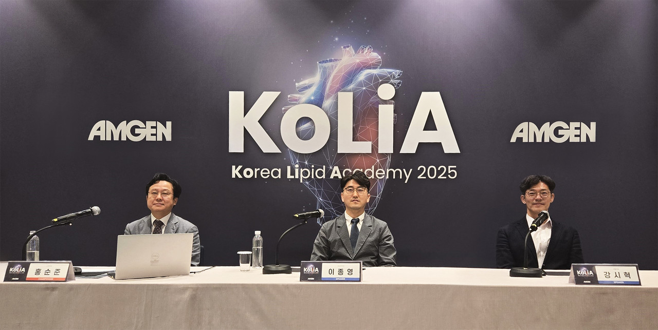 암젠코리아가 개최한 ‘2025 지질 아카데미’에 홍순준 고려의대 교수(왼쪽), 이종영 성균관의대 교수(가운데), 강시혁 서울의대 교수가 참여했다. /사진=암젠코리아