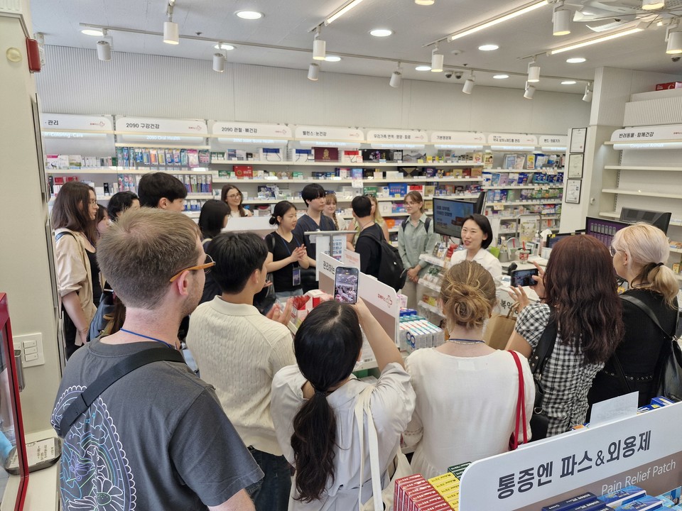 견학단 자양하나약국 방문 모습. 사진= 휴베이스 제공