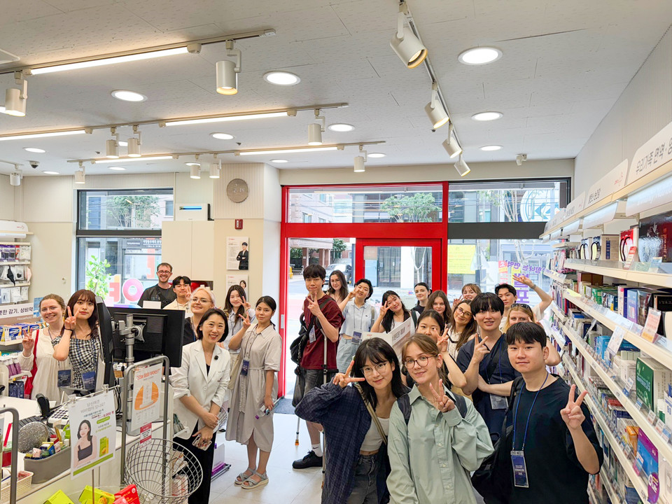 견학단 자양하나약국 방문 모습. 사진= 휴베이스 제공