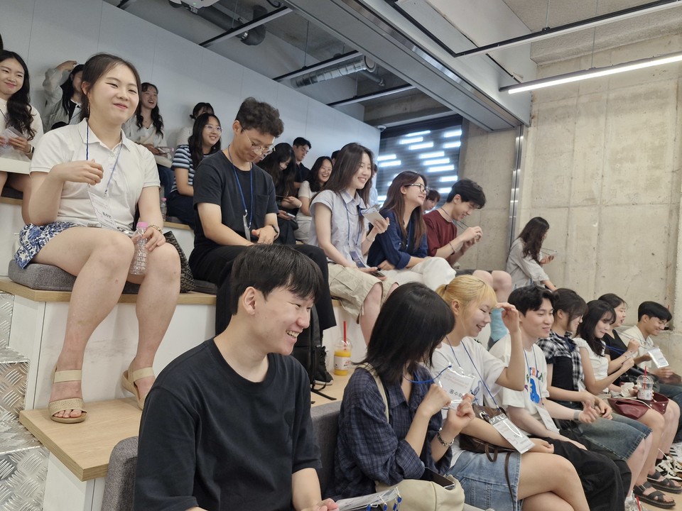 견학단 강연 참여 모습. 사진= 휴베이스 제공