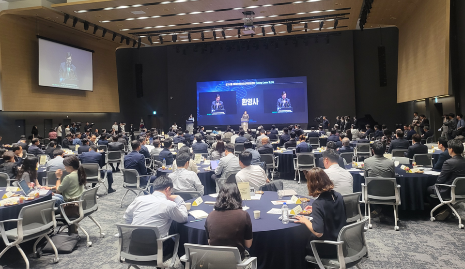 경기시흥 SNU제약바이오인력양성센터는 7일 서울대학교 시흥캠퍼스 교육협력동에서 Training Center 개소식 및 교육협약식을 개최했다. 이날 정부와 지자체 국내 대표 기업인 등 산·학·관·병·정 관계자 200여명이 참석해 한국형 보스턴 클러스터의 성공과 글로벌 인재 양성을 기원했다.