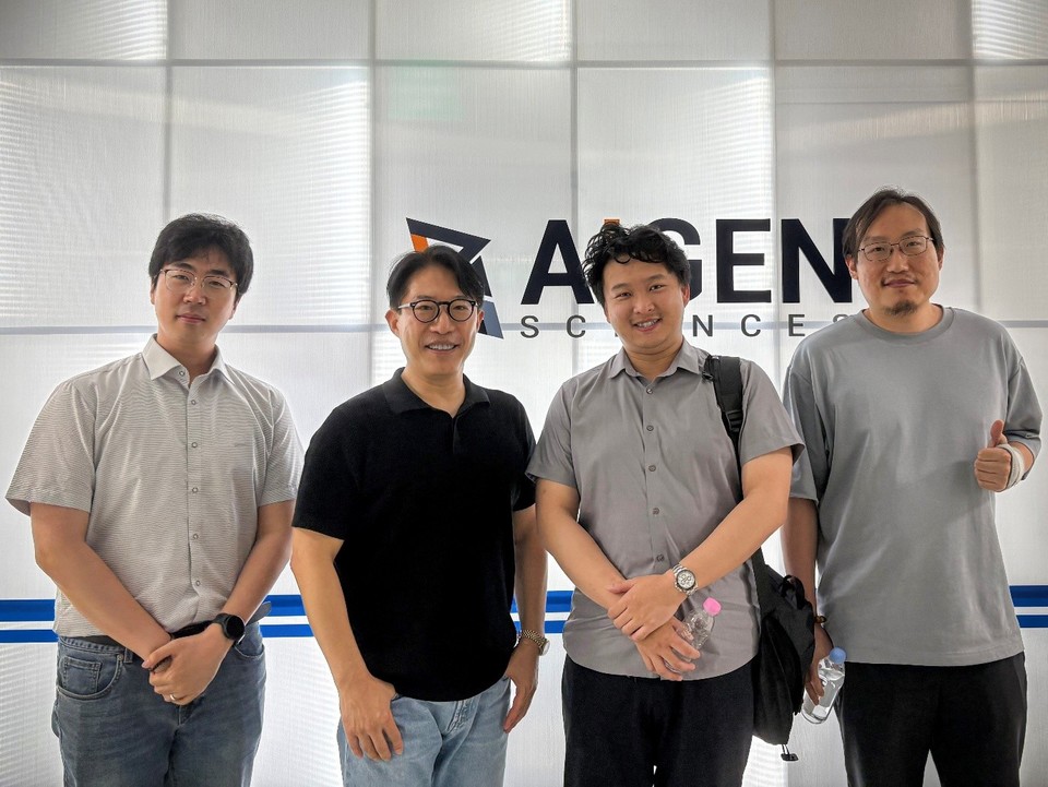 (왼쪽부터) 김선규 아이젠사이언스 이사, 강재우 아이젠사이언스 대표, 쩌와 청 플록 최고과학책임자, 웨이 다이 플록 박사 / 사진=아이젠사이언스