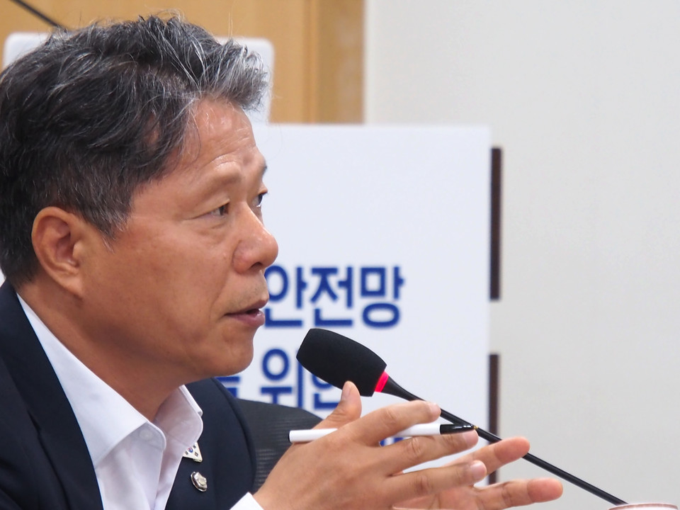 서영석 더불어민주당 의원이 이관순 좌장의 질의에 답하고 있다.