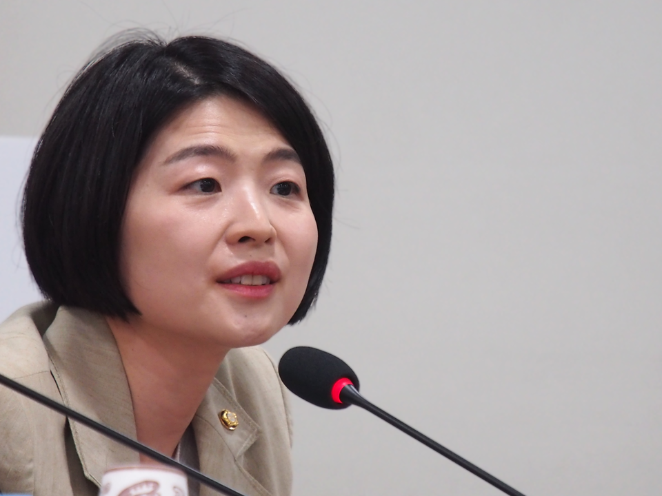 한지아 국민의힘 의원이 토론회에 앞서 인사말을 건네고 있다.