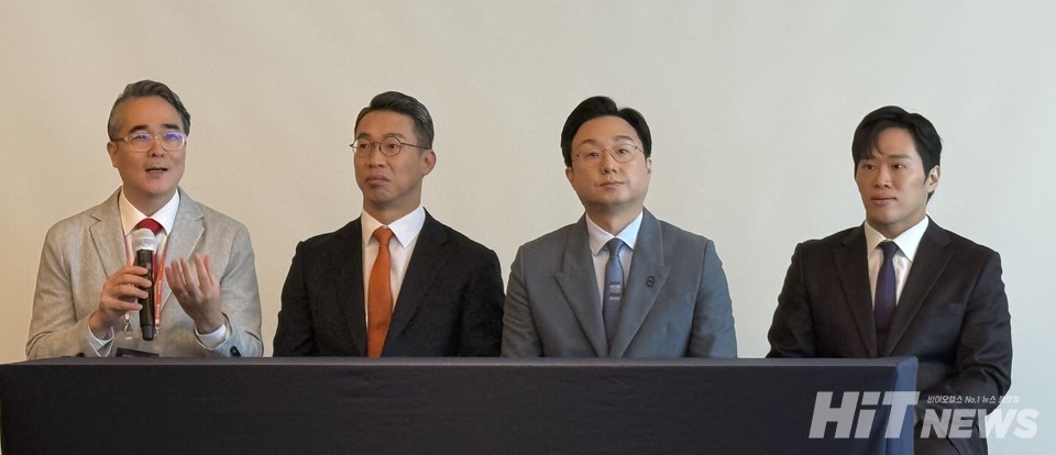 (사진 왼쪽부터) 윤춘식 예미원피부과 원장, 윤준수 대웅제약 나보타사업부 본부장, 박제영 압구정오라클피부과 원장, 박영운 빌라드스킨피부과 원장