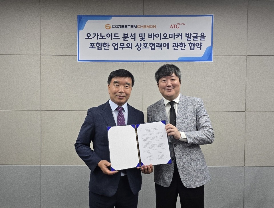 송시환 코아스템켐온 사업개발부 사장(왼쪽)과 류태훈 에이티지라이프텍 대표. / 사진=코아스템켐온