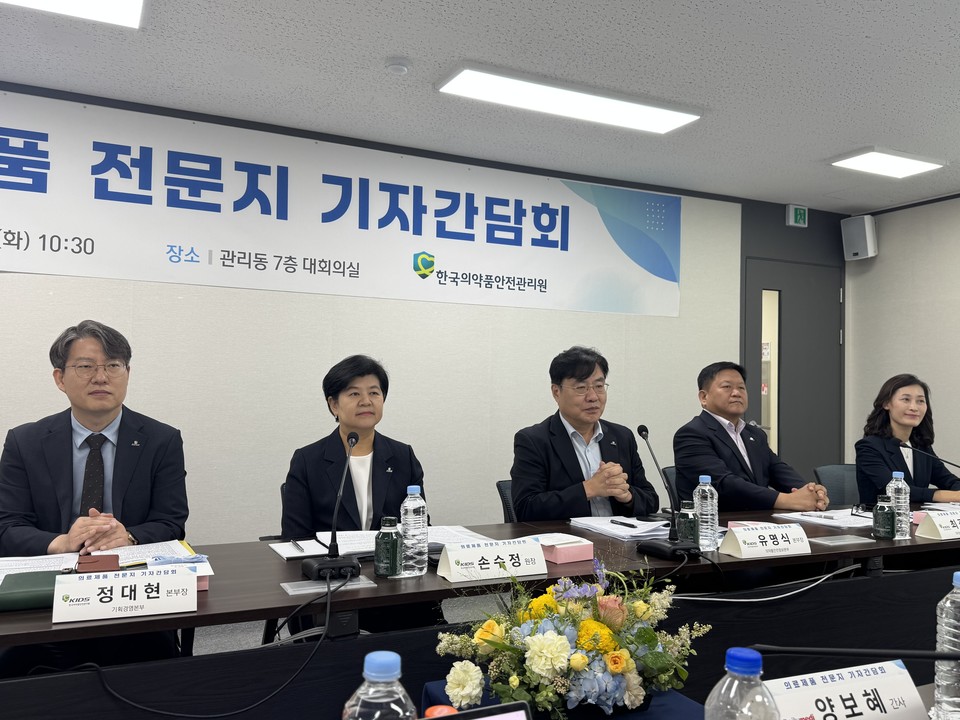 왼쪽부터 정대현 본부장, 손수정 원장, 유명식 본부장, 최광연 본부장, 노은선 본부장. 