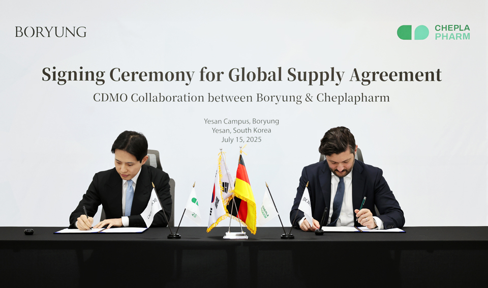 보령 김성진 CSO(왼쪽)와 체플라팜 아르템 게보르키안 부사장이 15일 보령 예산캠퍼스에서 계약에 서명하고 있다. 사진=보령.