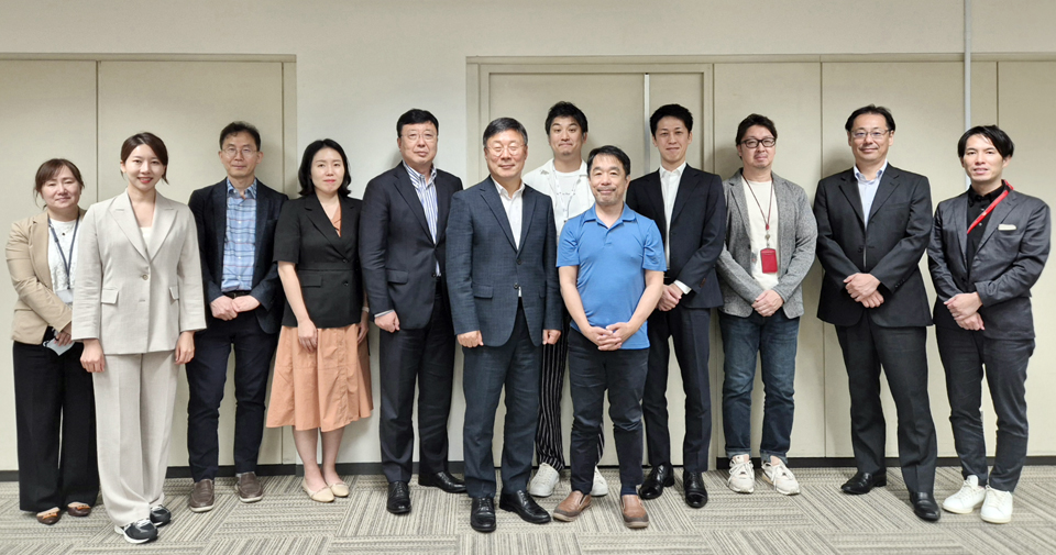 지난 16일 일본 도쿄에서 열린 한국제약바이오협회-일본제약협회 간담회 기념촬영 모습. 간담회에서는 양국 제약바이오산업 현황 공유와 상호 협력증대방안 등이 논의됐다. 사진 앞줄 왼쪽부터 이재국 한국제약바이오협회 부회장, 일본제약협회 아시아위원회 카가와 오사무 위원장. 사진=제약바이오협회.