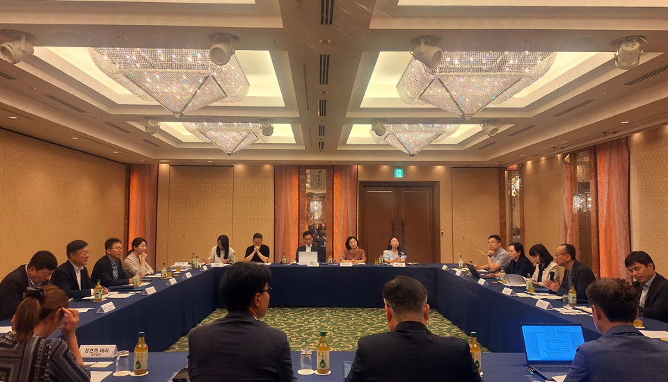 지난 16일 일본 도쿄에서 열린 제약바이오 산업계 대표단과 김상봉 식약처 의약품정책국장 등 식약처 대표단간의 민관 간담회 모습. 현장에서는 국내 기업의 일본 진출 애로사항 청취, 양국 규제당국자간 의제 등이 논의됐다.