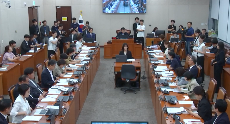 국회 보건복지위원회는 10일 전체회의에서 정은경 복지부 장관 후보자 인사청문회 일정을 확정했으나, 증인채택 건으로 충돌하며 정회 중이다.