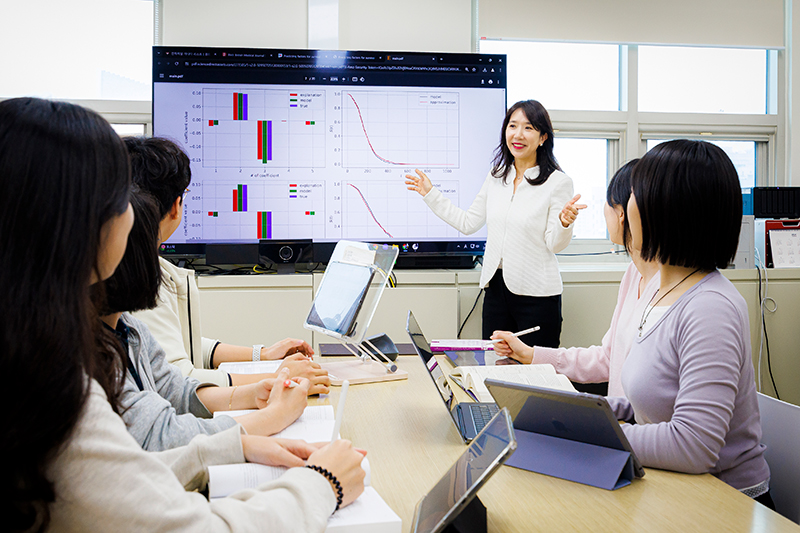 경희대 규제과학과 서혜선 교수가 학과 연구원들과 미팅을 진행하고 있다. / 사진=경희대 규제과학과