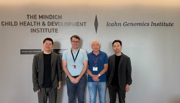 (왼쪽부터) 이경진 CTO, Louis Cohen 교수, Jean Frederick Colombel 교수, 유종만 대표