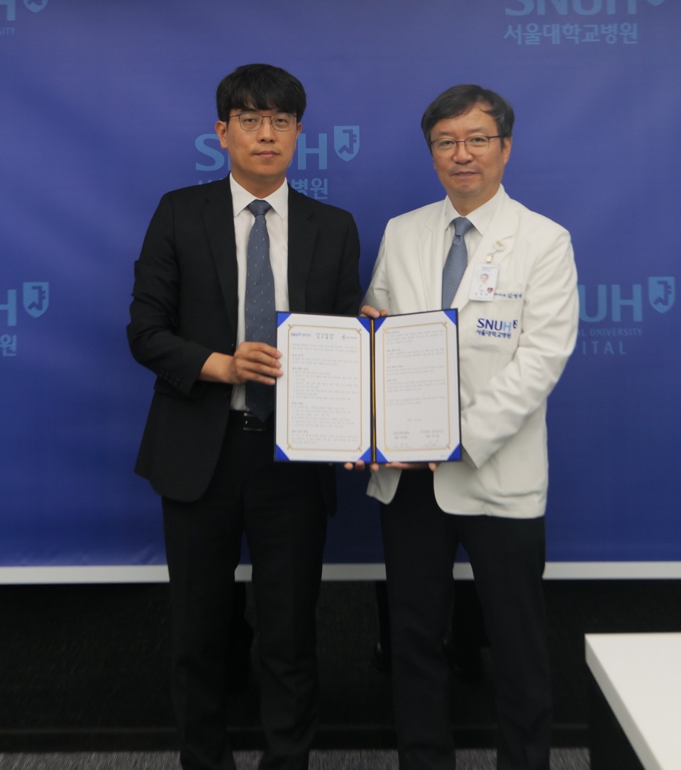 (왼쪽부터) 김이랑 온코크로스 대표, 김영태 서울대학교병원 병원장 / 사진=온코크로스