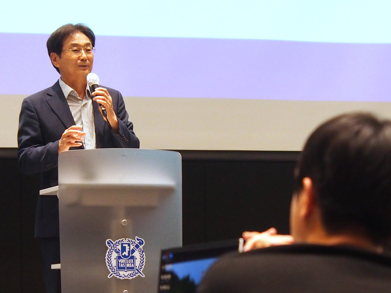 원희목 약대협 고문이 참가자들에게 축사를 전하고 있다.