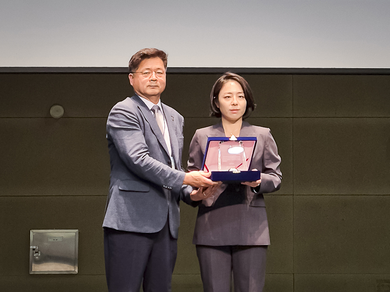 최양규 한국실험동물학회 이사장(왼쪽)과 천희정 우정먹튀없는 바카라사이트 대표 / 사진=우정먹튀없는 바카라사이트.