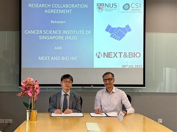 박상욱 넥스트앤바이오 대표이사(왼쪽)와 아쇼크 벤키타라만 교수.