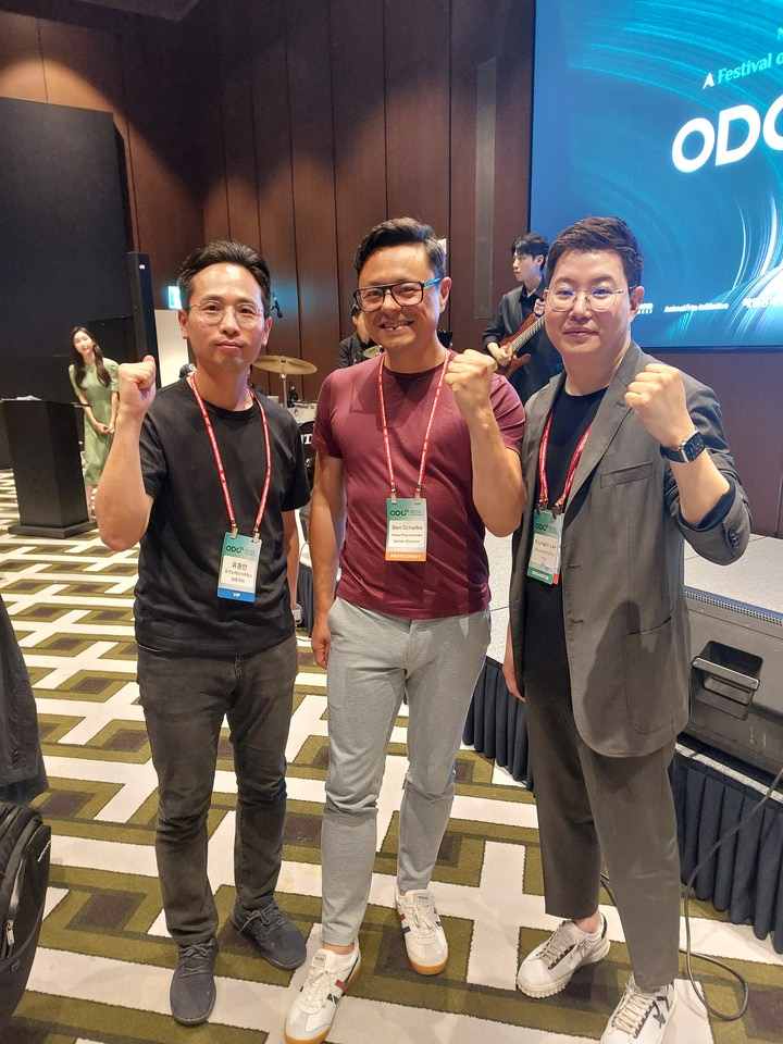 (왼쪽부터) 유종만 오가노이드사이언스 대표, 벤 샬케 마이다스 파마 파트너링 총괄, 이경진 오가노이드사이언스 CTO가 기념사진을 찍고 있다. / 사진=오가노이드사이언스