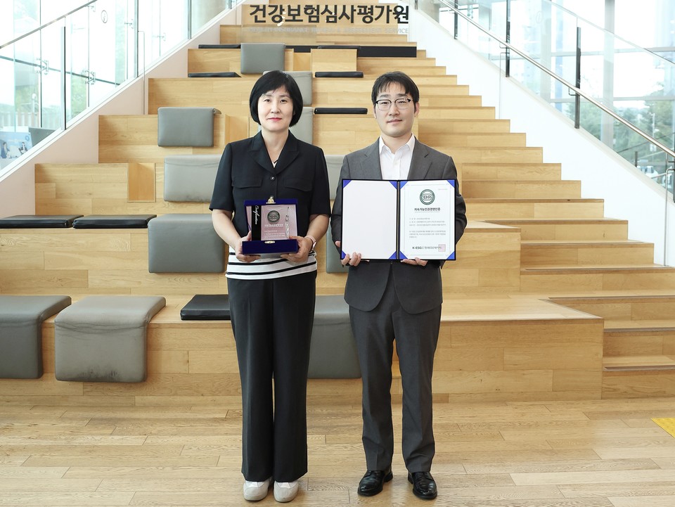 (사진 왼쪽부터) 김경화 심평원 국민지원실장, 안동규 한국ESG데이터 원장