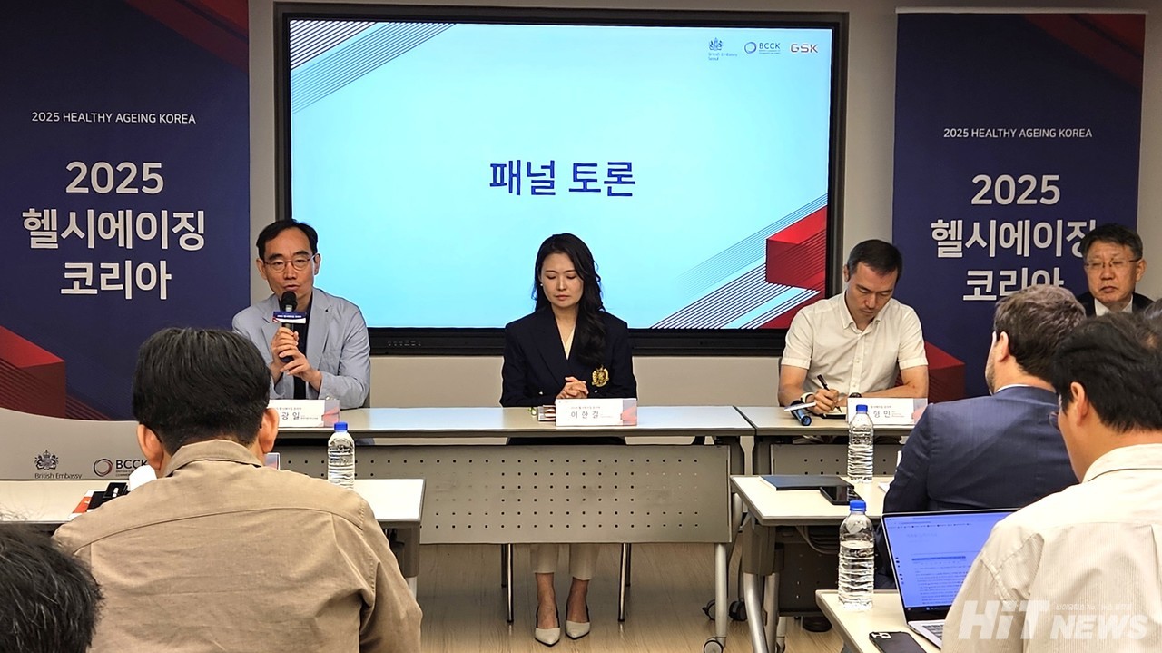 (왼쪽부터) 분당서울대병원 노인병내과 김광일 교수, 이화여대 약대 이한길 교수, 질병관리청 의료안전예방국 예방접종정책과 이형민 과장, 송재찬 대한노인회 사무총장