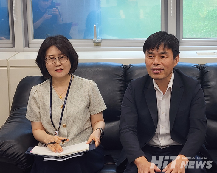 김소희 의약품심사부 순환계약품 과장(왼쪽)과 김영주 허가총괄 과장. 사진= 최선재 기자