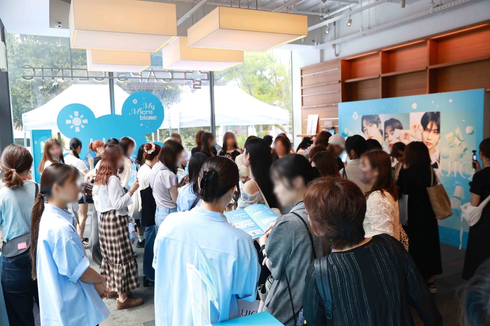 지난 7일부터 일본 츠타야 서점에서 유이크 단독 팝업스토어에서 고객들이 브랜드를 체험하고 있다. / 사진=유이크