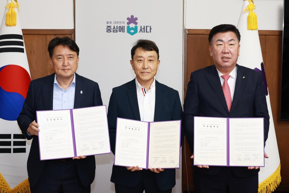 (사진 왼쪽부터) 김영환 충청북도지사, 배은철 씨앤씨인터내셔널 회장, 이범석 청주시장 /사진=씨앤씨인터내셔널