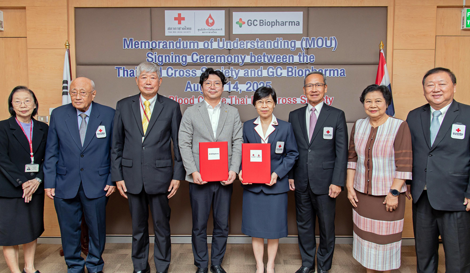 MOU 체결 후 기념 사진촬영. 박형준 GC녹십자 오창공장 본부장(왼쪽에서 4번째), 두차이 차이와니치시리(Dootchai Chaiwanichsiri) 태국 적십자사 혈액원장(오른쪽에서 4번째). 사진=GC녹십자.