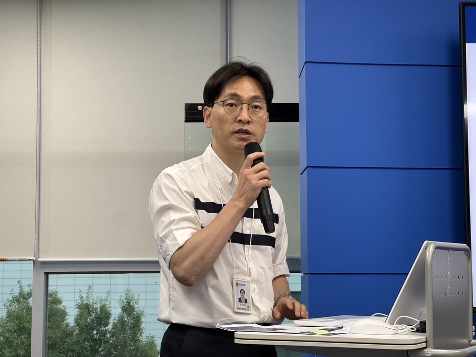 Young-kyu Kang, Head of the Digital Health Regulatory Support Division at the National Institute of Food and Drug Safety Evaluation, speaking at a press briefing / Photo by MFDS press corps