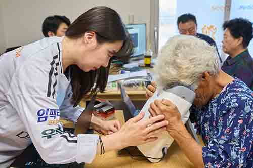 대부도 주민이 AI 실명질환 진단 솔루션 ‘위스키’와 안저카메라 ‘옵티나 제네시스’를 활용해 안저 상태를 확인하고 있다.