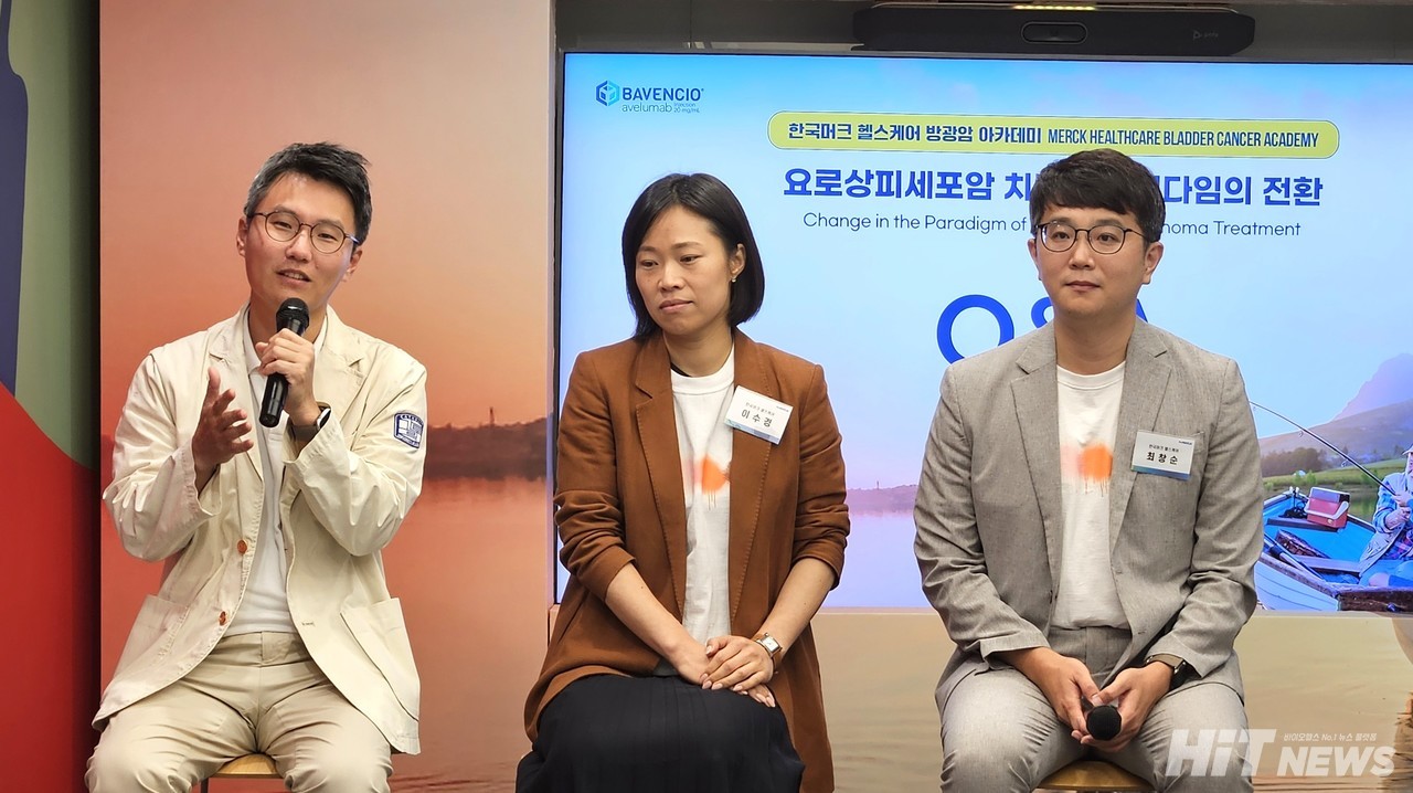 김현호 가톨릭대 성빈센트병원 종양내과 교수(왼쪽)가 21일 한국머크 사무실에서 개최된 '헬스케어 방광암 아카데미' 행사에서 기자들의 질의에 답변하고 있다. / 사진=황재선 기자