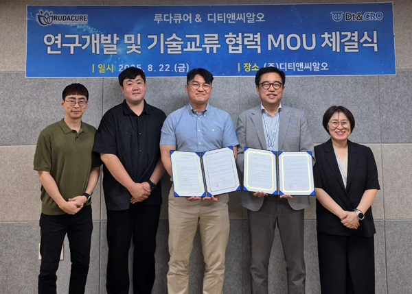 (왼쪽부터) 루다큐어 전하원 연구기획팀장, 루다큐어 김윤연 중앙연구소 효능연구팀장, 루다큐어 김승훈 부사장, 디티앤씨알오 이철규 부사장, 디티앤씨알오 박지은 컨설팅센터장. 사진=디티앤씨알오.