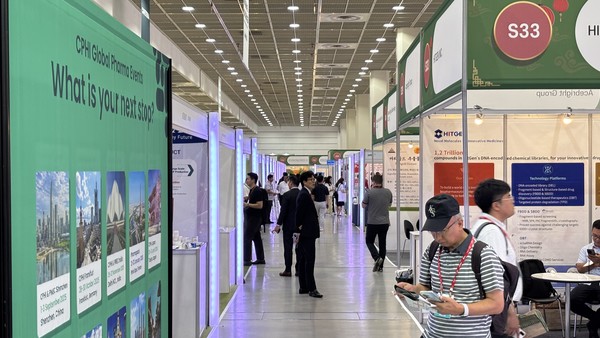 박람회장의 한 '골목'에서 바라본 풍경. 가장 끝쪽의 간판은 걸어서 약 80걸음 이상이 들어가는, 전시회장의 5분의 3지점이다. 맨 앞의 간판과 마찬가지로 가장 끝에 보이는 간판 역시 중국 기업이다. 