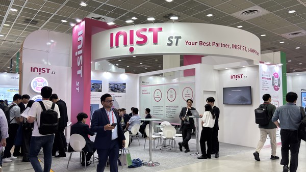 국내 원료의약품 선두 기업인 이니스트에스티는 올해 더 큰 부스로 고객들을 맞았다.