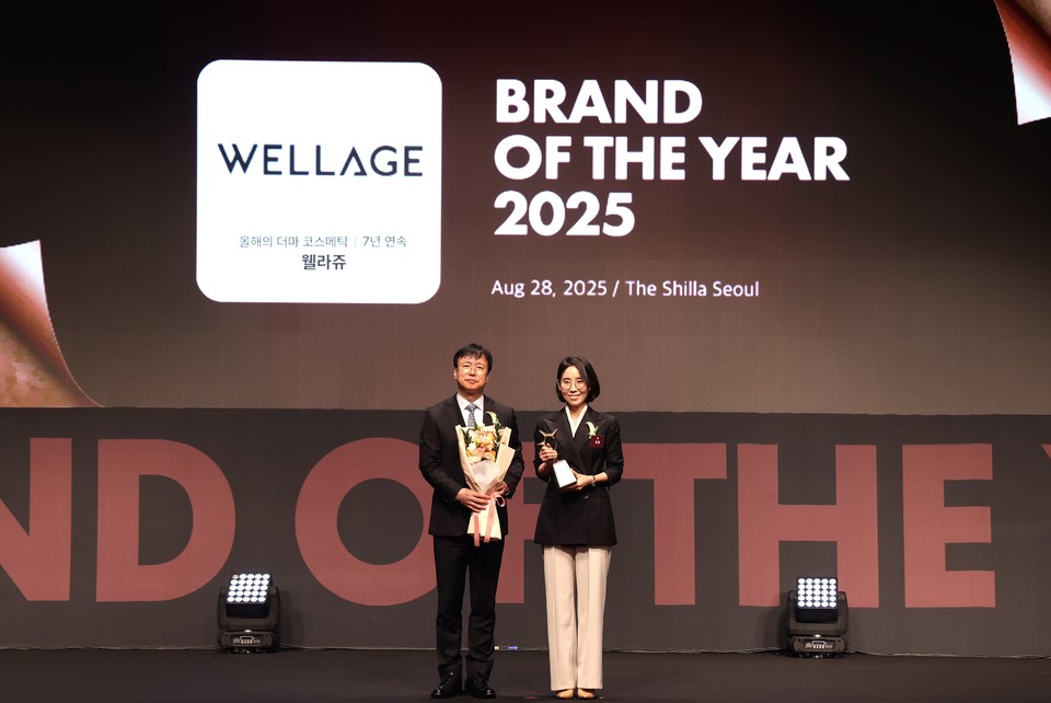 지난 28일 신라호텔에서 열린 ‘2025 올해의 브랜드대상’ 시상식에서 휴젤㈜ 화장품본부 조정민 상무(우측)가 기념사진 촬영을 하고 있다.