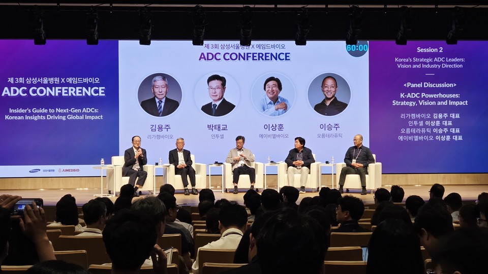 29일 삼성서울병원에서 'ADC 컨퍼런스'가 열렸다. (왼쪽부터) 남도현 에임드바이오 CTO, 김용주 리가켐바이오 대표, 박태교 인투셀 대표, 이상훈 에이비엘바이오 대표, 이승주 오름테라퓨틱 대표 / 사진=김선경 기자