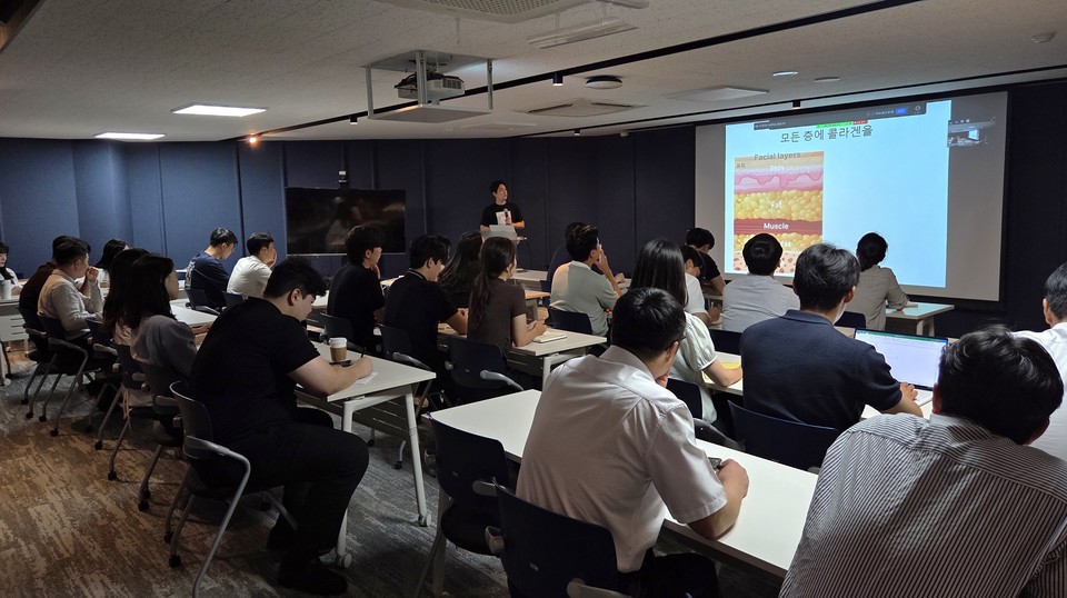 휴젤이 임직원을 대상으로 자사 봉합사 브랜드의 병합 시술을 교육했다. /사진=휴젤