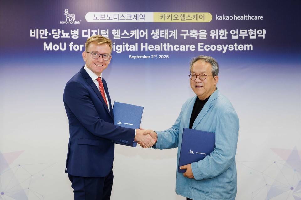 한국 노보 노디스크제약과 카카오헬스케어는 지난 2일 비만·당뇨병 환자를 위한 디지털 헬스케어 생태계 구축을 위한 전략적 업무협약(MOU)을 체결했다. (왼쪽부터) 한국 노보 노디스크제약 캐스퍼 로세유 포울센 대표, 카카오헬스케어 황희 대표 / 사진=한국 노보 노디스크제약