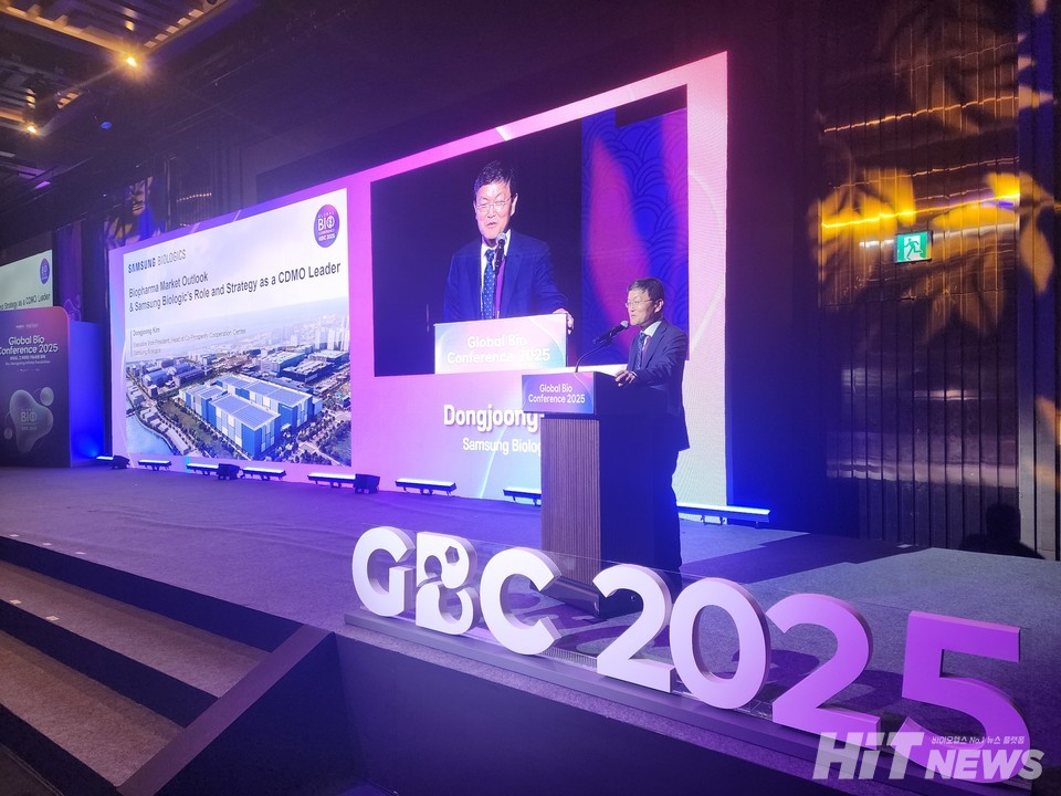 김동중 삼성바이오로직스 부사장이 글로벌 바이오 콘퍼런스에서 강연하고 있다. 사진=최선재 기자