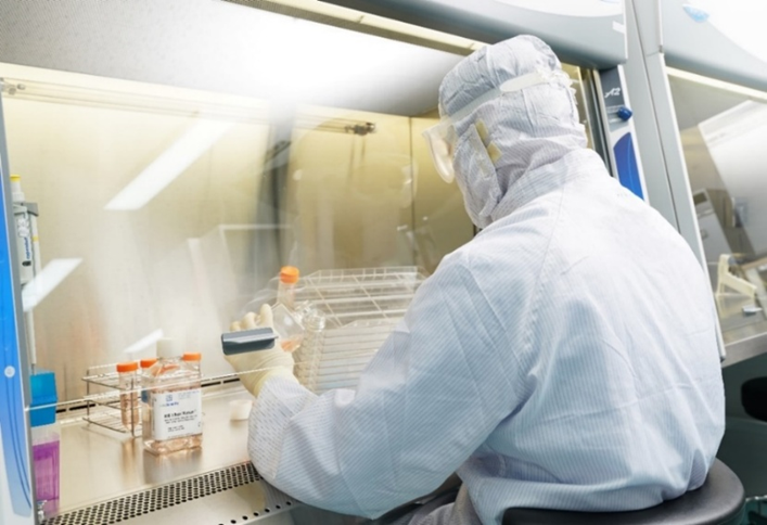 강스템바이오텍 줄기세포 GMP센터에서 줄기세포 배양 공정을 진행하고 있다 / 사진=강스템바이오텍
