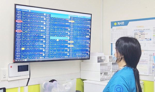 인천백병원 간호사가 '씽크'를 통해 환자 상태를 모니터링하고 있다. / 출처=대웅제약