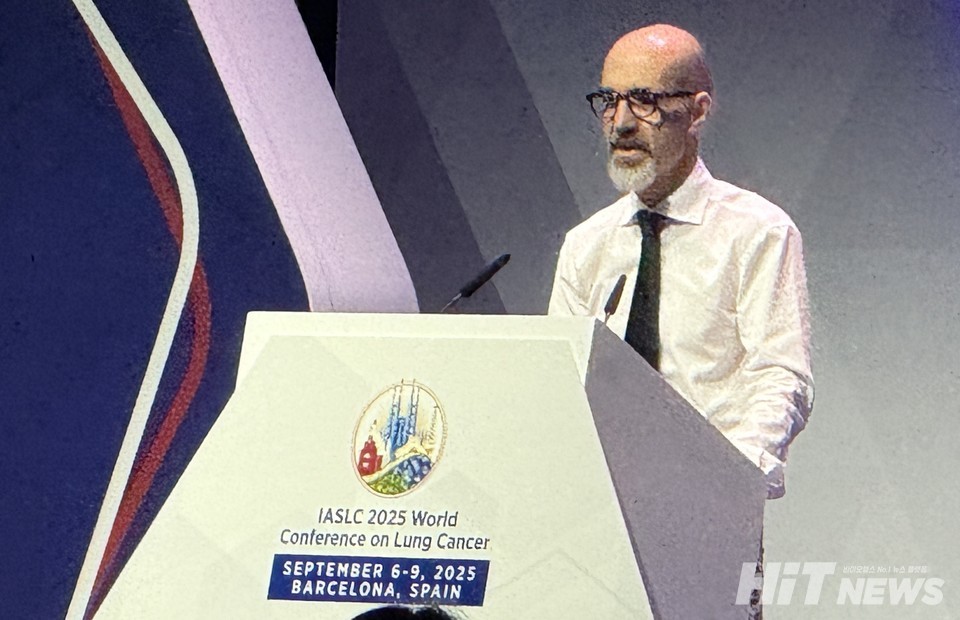 데이비드 플랜차드 박사가 'FLAURA2' 연구 데이터를 설명하고 있다.