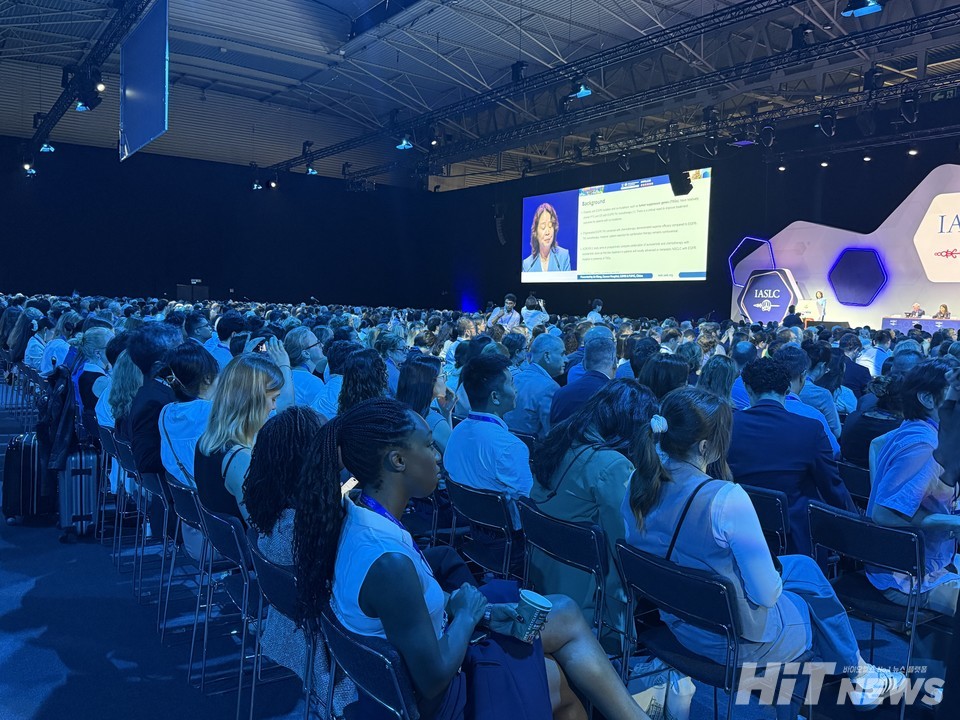 WCLC 2025 참여자들이 플레너리세션에 참가하고 있다.