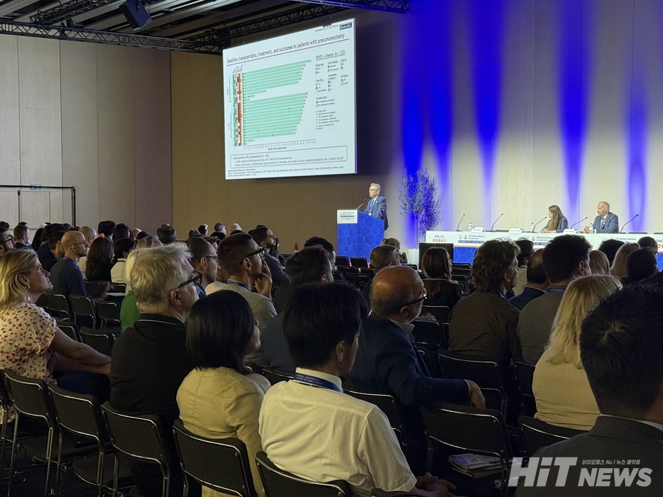 WCLC 참가자들이 옵디보+항암화학요법의 5년 생존율 임상 데이터 설명을 듣고 있다.